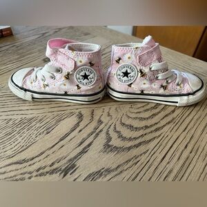 Pink bee converse shoes